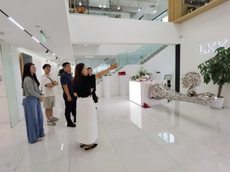 保定理工学院艺术学院走访洛可可创新设计集团——AI赋能，开启艺术设计校企合作新局