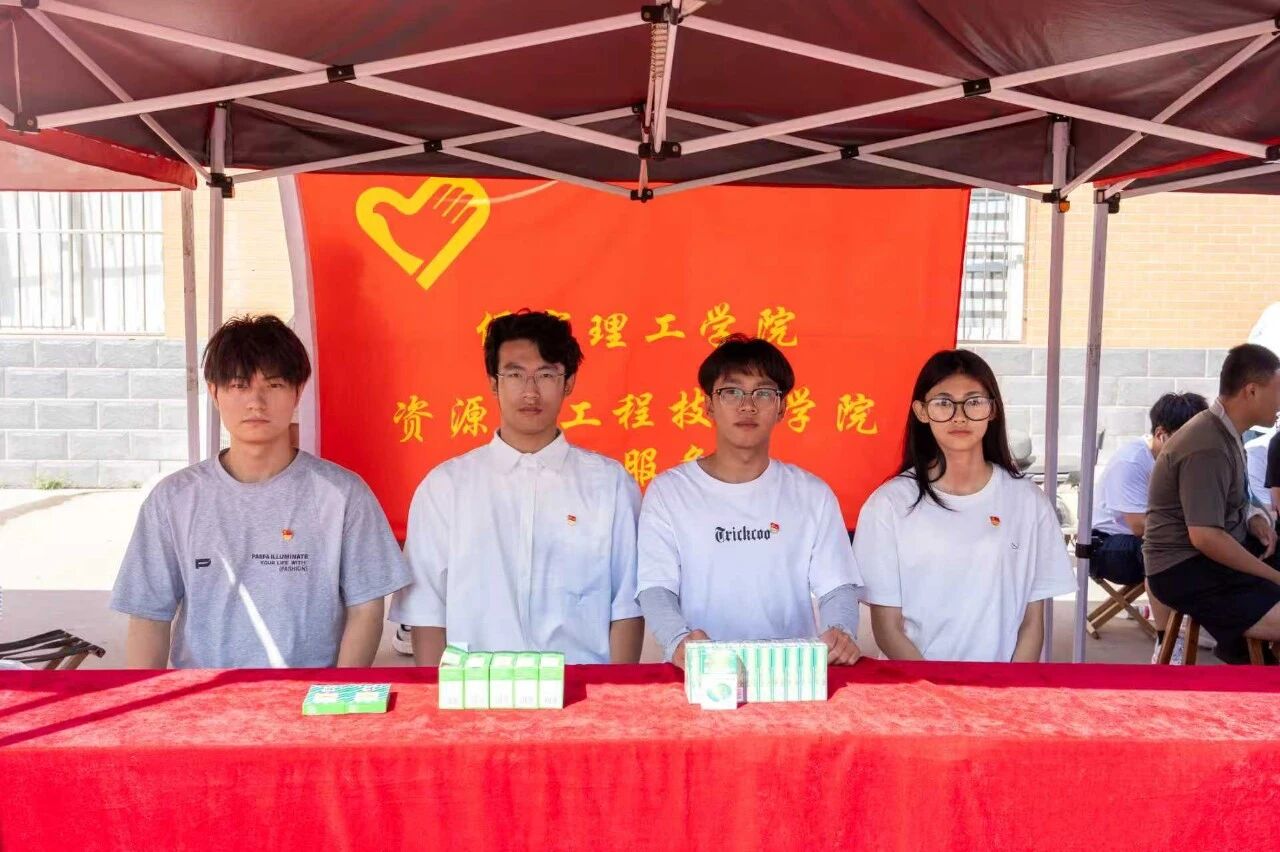 青春里的红色身影——党员服务队与新生共赴军训之约