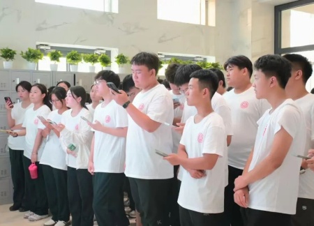 保定理工学院艺术学院 2025 级新生解锁图书馆“灵感密码”——入馆教育活动