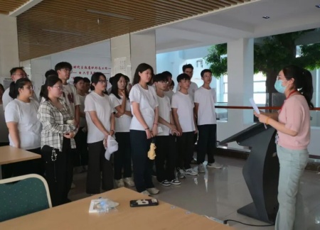 保定理工学院艺术学院 2025 级新生解锁图书馆“灵感密码”——入馆教育活动