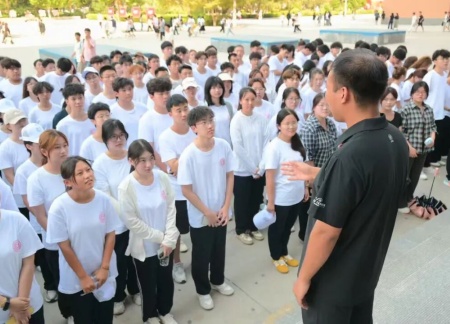 保定理工学院艺术学院 2025 级新生解锁图书馆“灵感密码”——入馆教育活动
