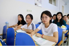 我院组织开展2025级新生弘扬伟大抗战精神“思政第一课”活动