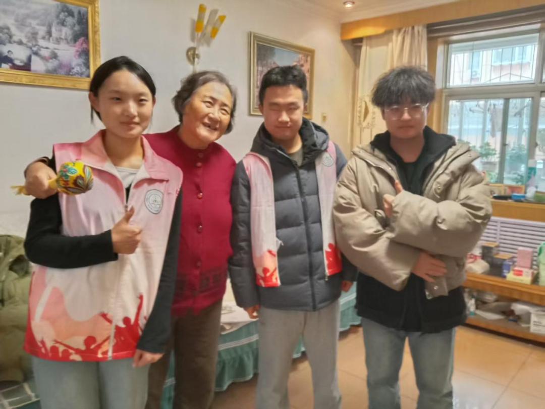 【教育学院·社会实践】巧手筑暖,情满重九——教育学子进社区,以青春之力赴重阳之约