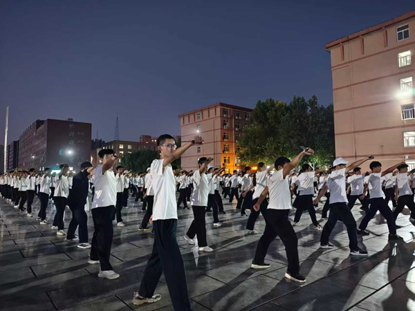 军训实记|保定理工学院|管理学院|以操正姿，以刃励志