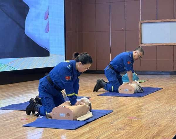 入学教育|保定理工学院|管理学院|2025级新生开学第一课：学急救知识，悟生命真谛，筑牢养成教育根基