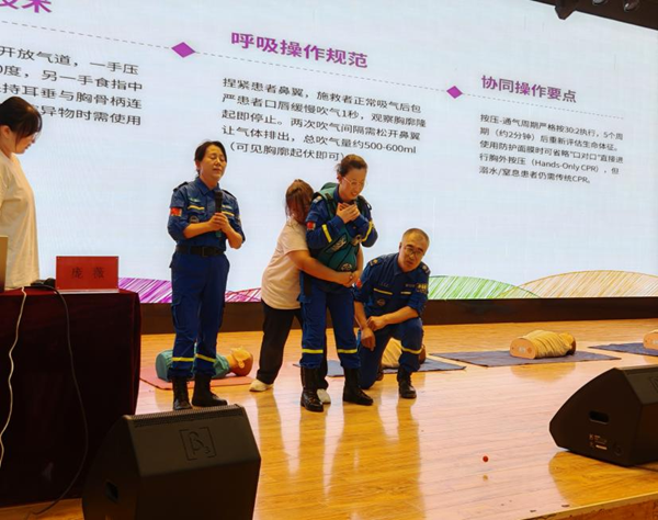 入学教育|保定理工学院|管理学院|2025级新生开学第一课：学急救知识，悟生命真谛，筑牢养成教育根基