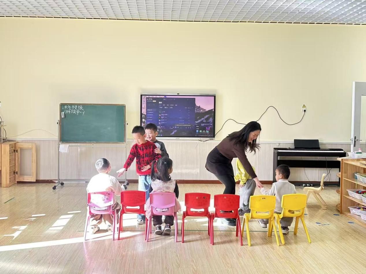 音乐启蒙进课堂,院园携手促成长 ——高校教师入园开展特色音乐游戏活动