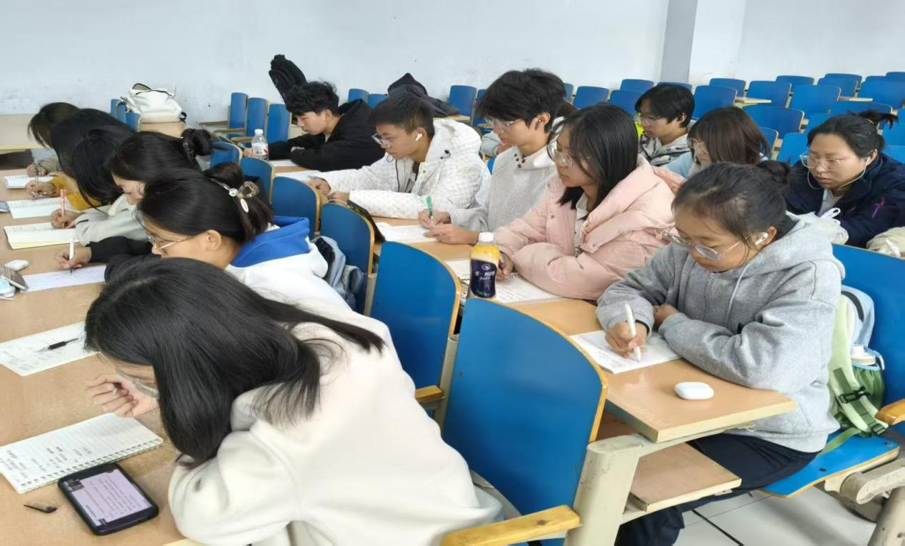 保定理工学院应用心理学公益小组:以专业之力,筑公益心理防线