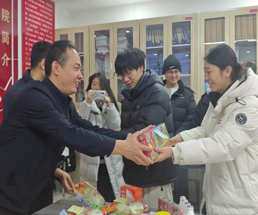 笔尖传情，暖意助考：管理学院温情涌动，为考研学子送上“加油能量包”