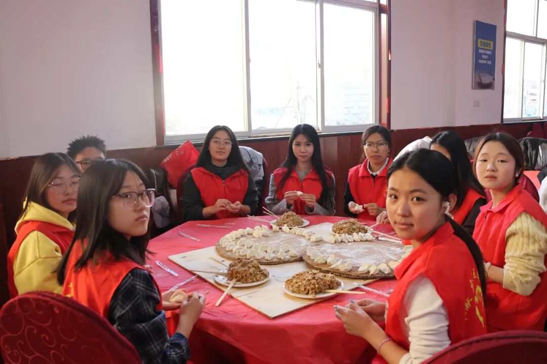 【情暖冬至,邻里共飨】保定理工学院经济学院志愿者走进东小庄村开展“冬至送暖,志愿同行”主题冬至饺子宴活动