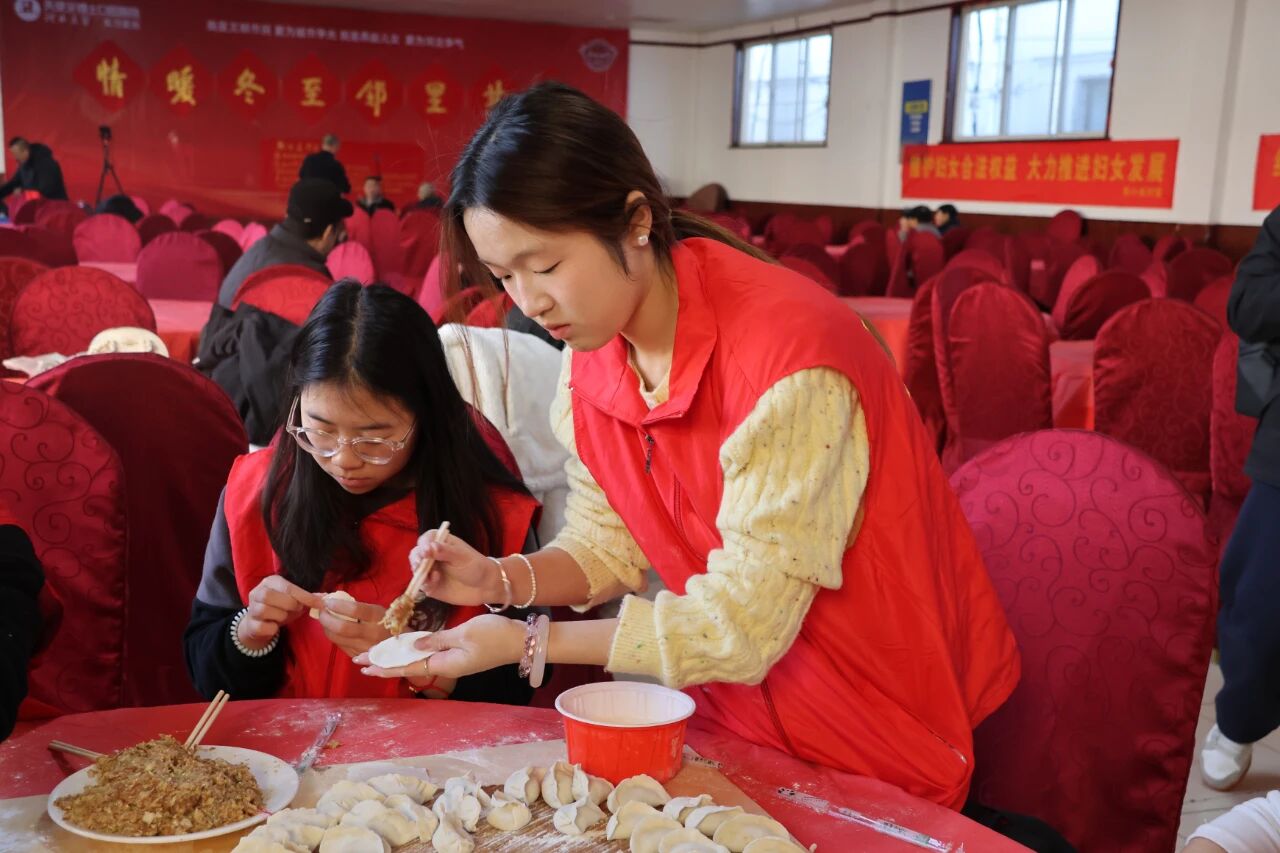 【情暖冬至,邻里共飨】保定理工学院经济学院志愿者走进东小庄村开展“冬至送暖,志愿同行”主题冬至饺子宴活动