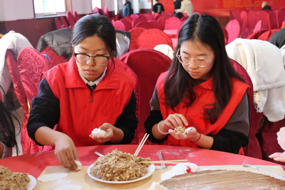 【情暖冬至,邻里共飨】保定理工学院经济学院志愿者走进东小庄村开展“冬至送暖,志愿同行”主题冬至饺子宴活动
