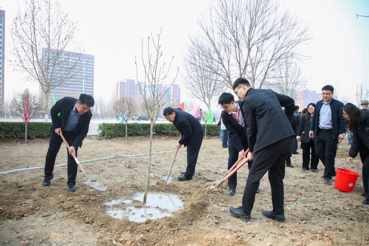 拥抱绿意 种植新生｜保定理工学院举办植树节暨田间思政劳动教育实践活动