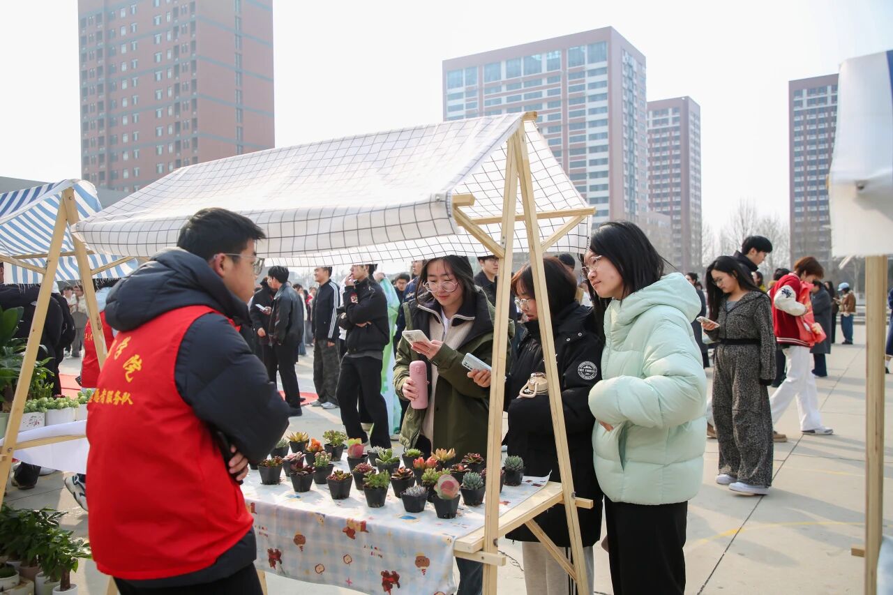 拥抱绿意 种植新生｜保定理工学院举办植树节暨田间思政劳动教育实践活动