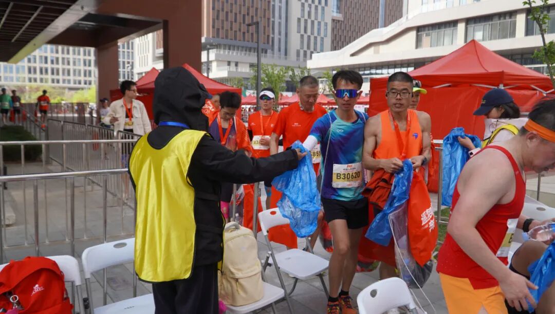 300名保理青年出征！保定理工学院志愿者圆满完成2026年雄安马拉松赛事服务工作