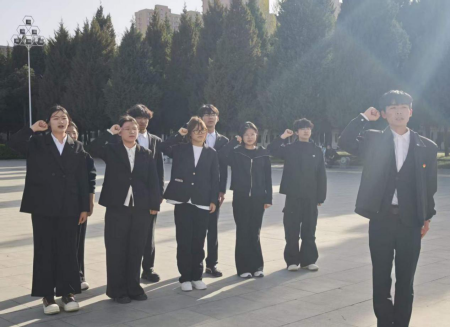 缅怀先烈守初心 薪火相传担使命——保定理工学院艺术学院共青团员开展清明节烈士陵园祭扫活动