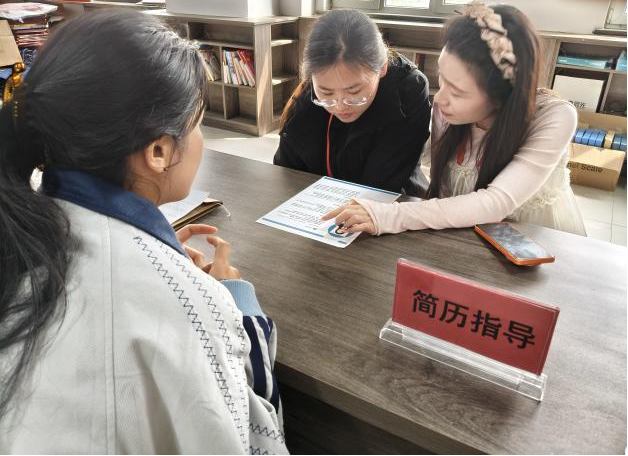 “就”在周三——2026届毕业生学院专场招聘会顺利举办