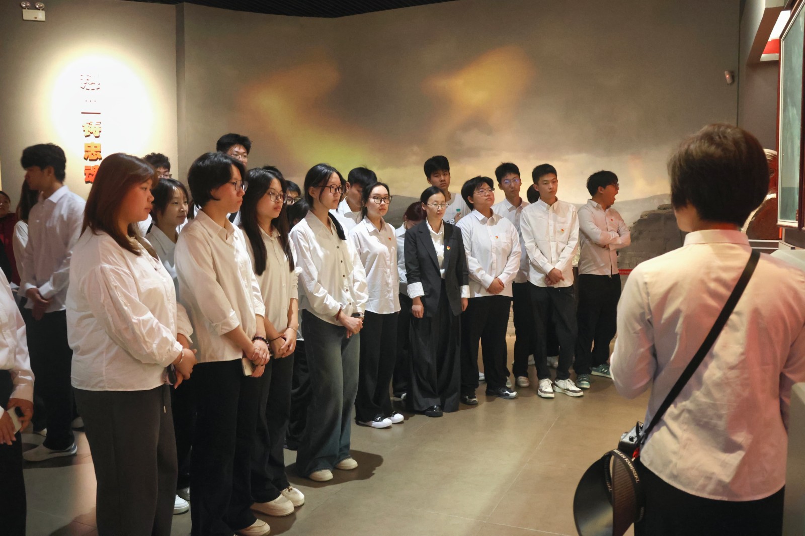 踏访冉庄地道遗址，传承红色报国初心——经济学院开展党建红色教育实践活动