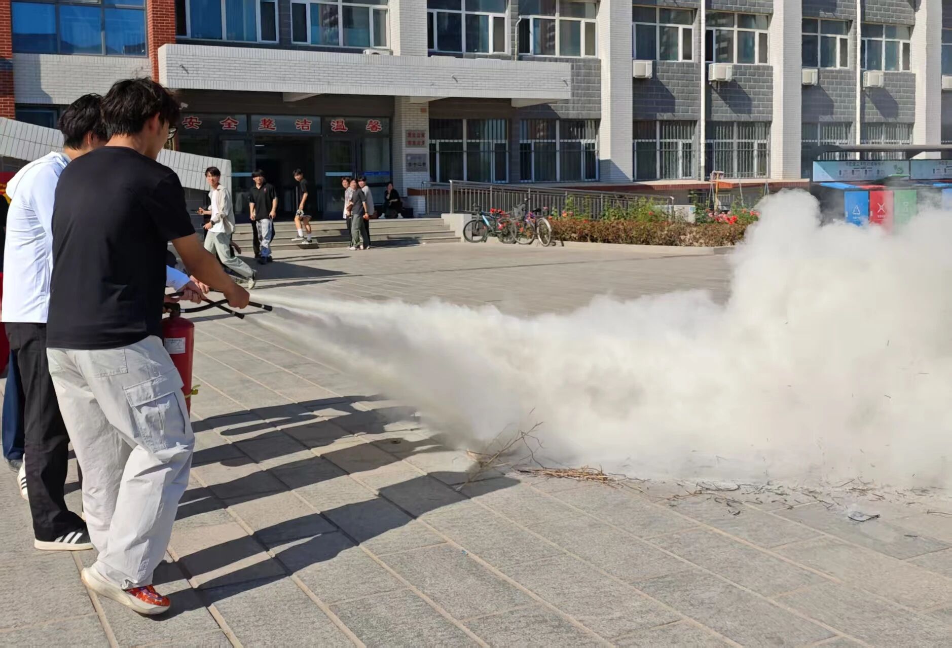 筑牢安全防线 守护平安校园——我校管理学院扎实开展春季消防应急疏散演练