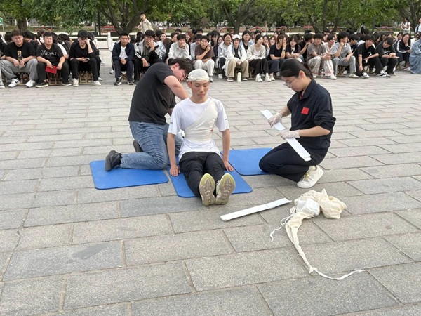 学以致用，“救”在身边|保定理工学院管理学院举行应急救护技能实操展示活动