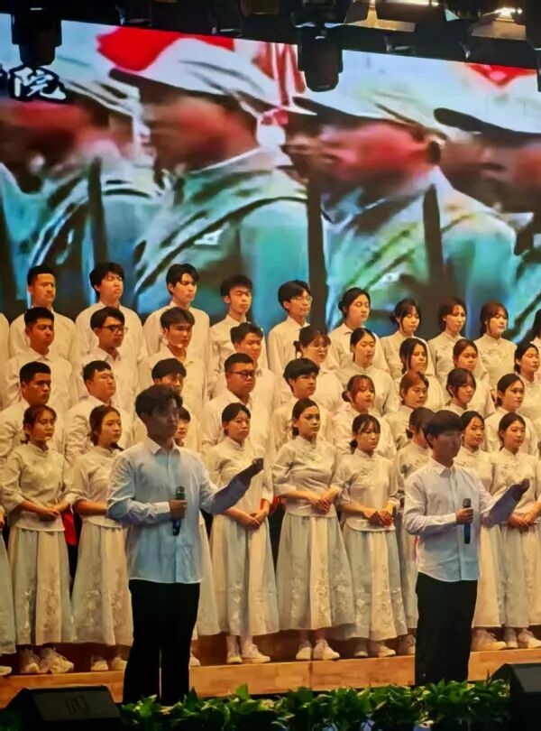 五四薪火传 青春赴新程|保定理工学院管理学院学子在纪念五四运动107周年表彰暨朗诵大会中展现青春担当