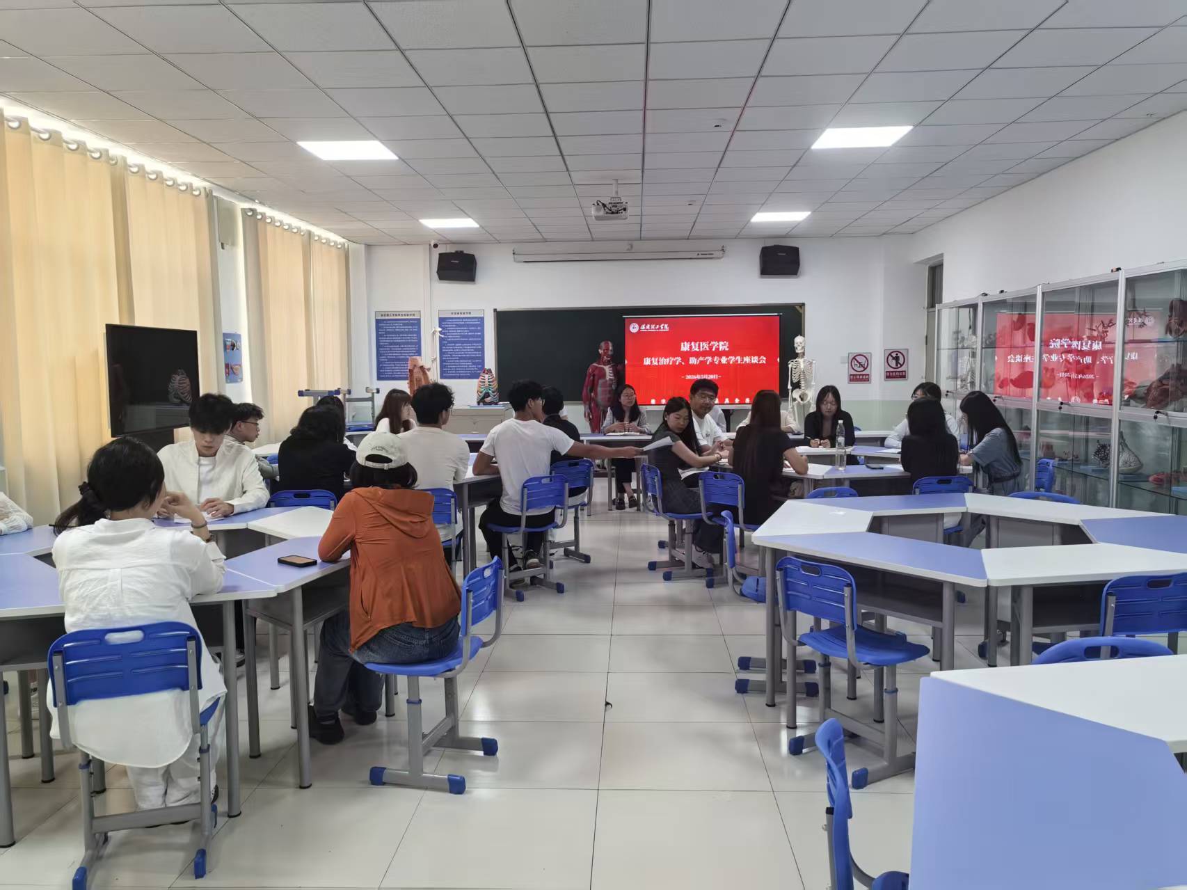 筑牢育人根基,倾听学子心声——康复医学院康复治疗学、助产学座谈会顺利召开