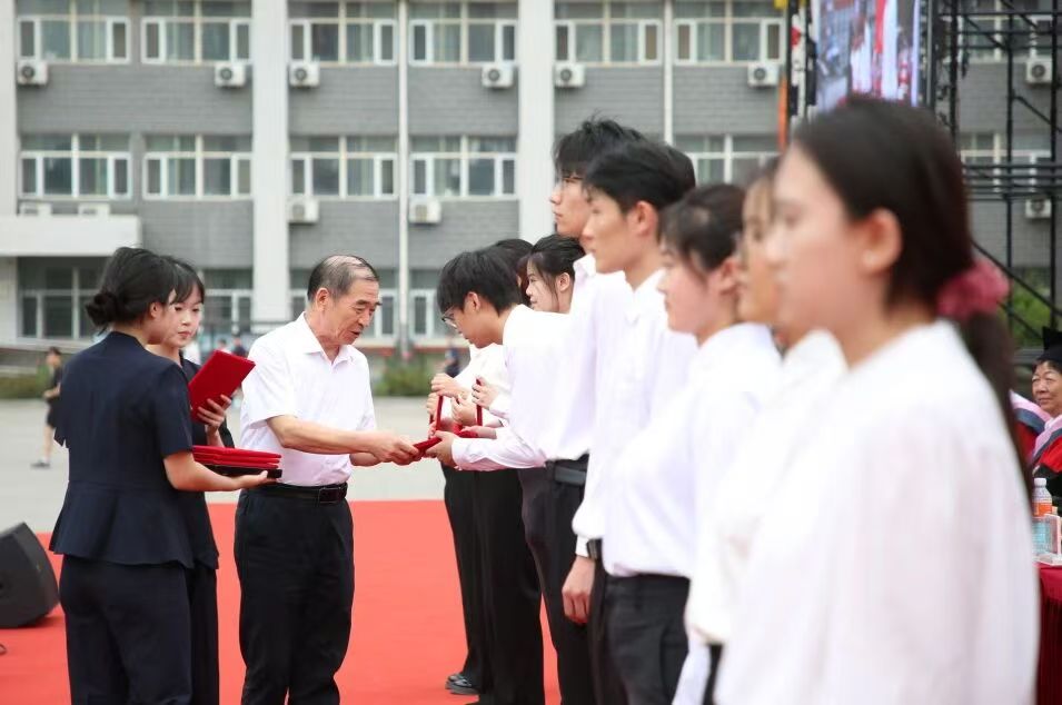 保定理工学院隆重举行2026届毕业典礼暨学士学位授予仪式