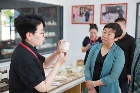 产教融合促发展 数智创新启新篇— —保定市国贸集团一行到访保定理工学院艺术学院开展合作交流