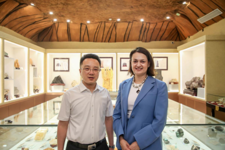 深化国际交流合作 共赏学子设计风采 ——塞浦路斯那波勒斯大学及驻华大使代表团 到访保定理工学院参观毕业设计作品展