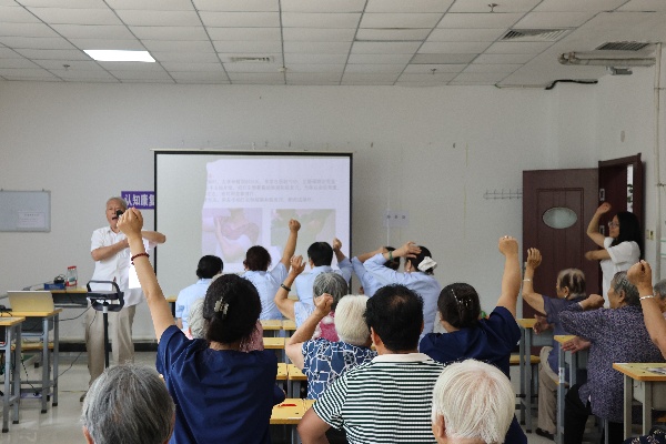 踏乡路践青年初心，持医心慰乡间耆老——康复医学院学子赴唐县福康家园开展三下乡暑期社会实践活动