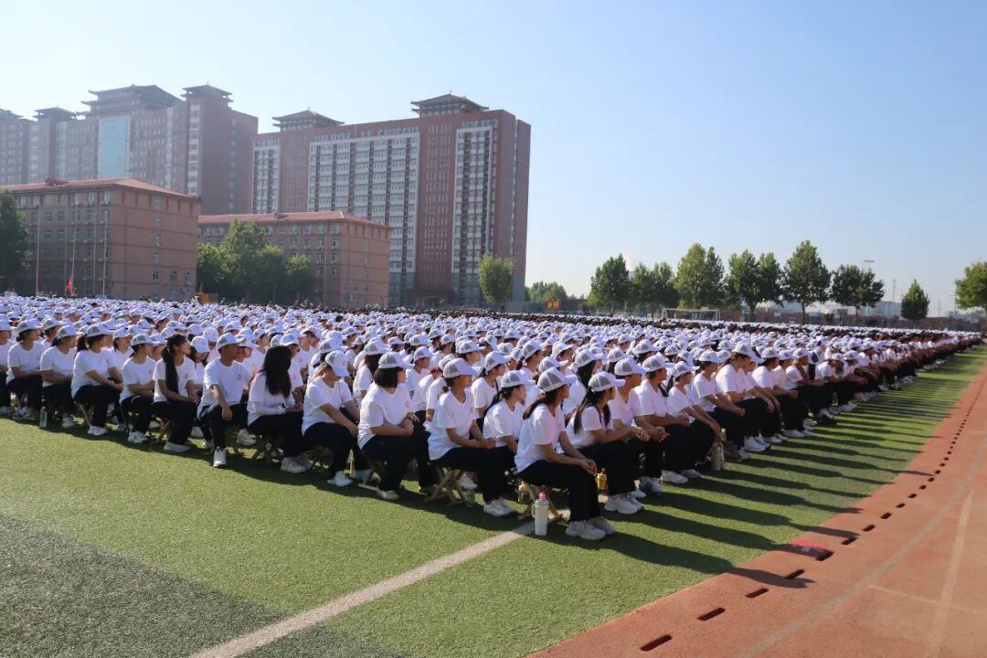 砺剑启新程，青春铸担当——经济学院2026级新生参加军训开营仪式