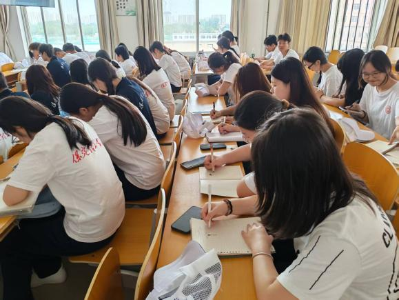舒解心理压力,赋能青春成长——应用心理学专业新生心理健康专题讲座顺利举办