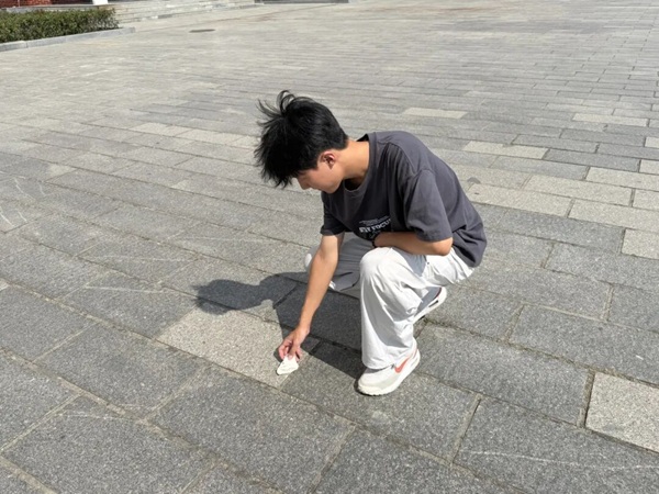躬身践文明 聚力护校园｜保定理工学院管理学院开展“弯腰行动”，扎实推进养成教育