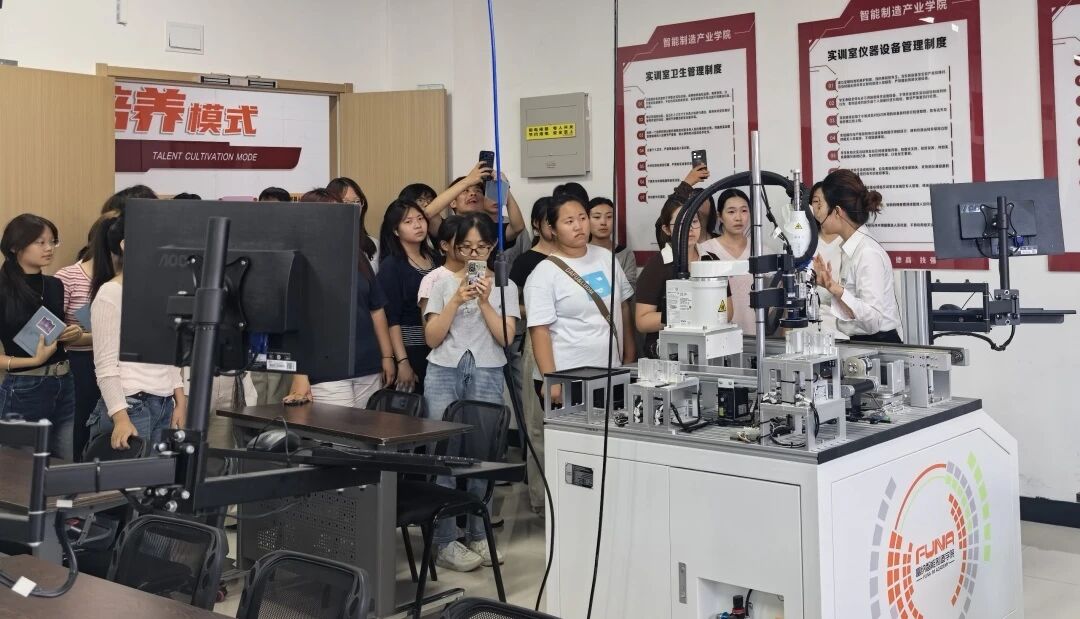 探秘科研殿堂 启迪求学初心｜保定理工学院组织新生开展跨学院实验室研学活动
