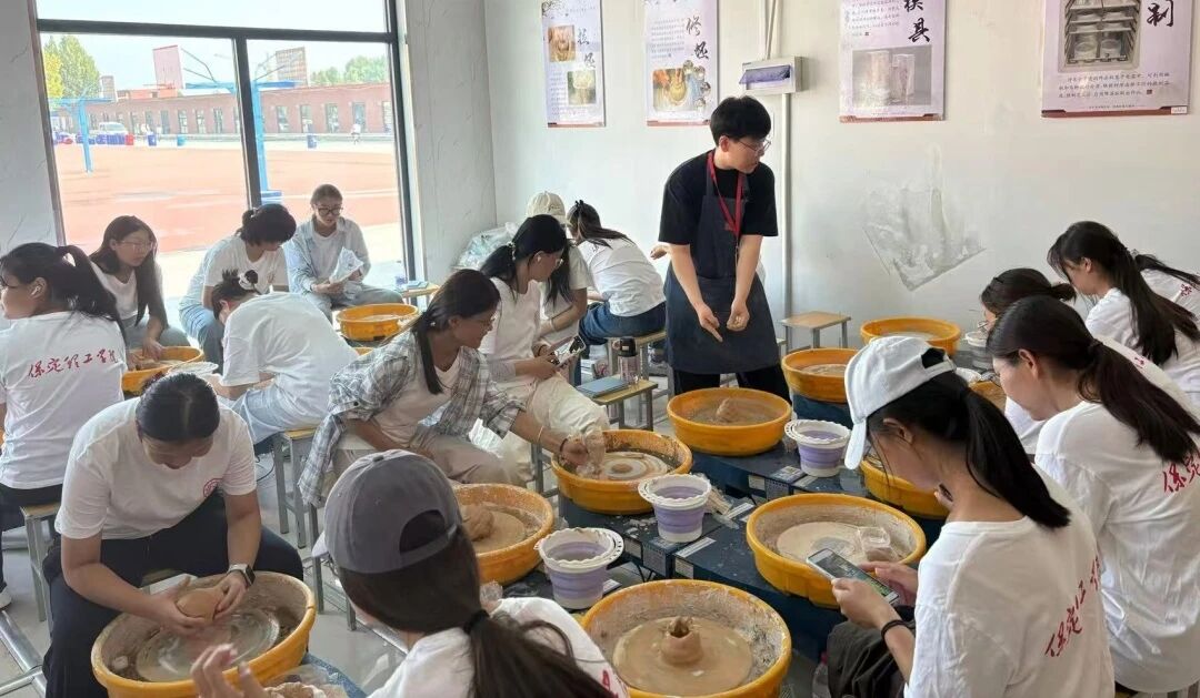 探秘科研殿堂 启迪求学初心｜保定理工学院组织新生开展跨学院实验室研学活动