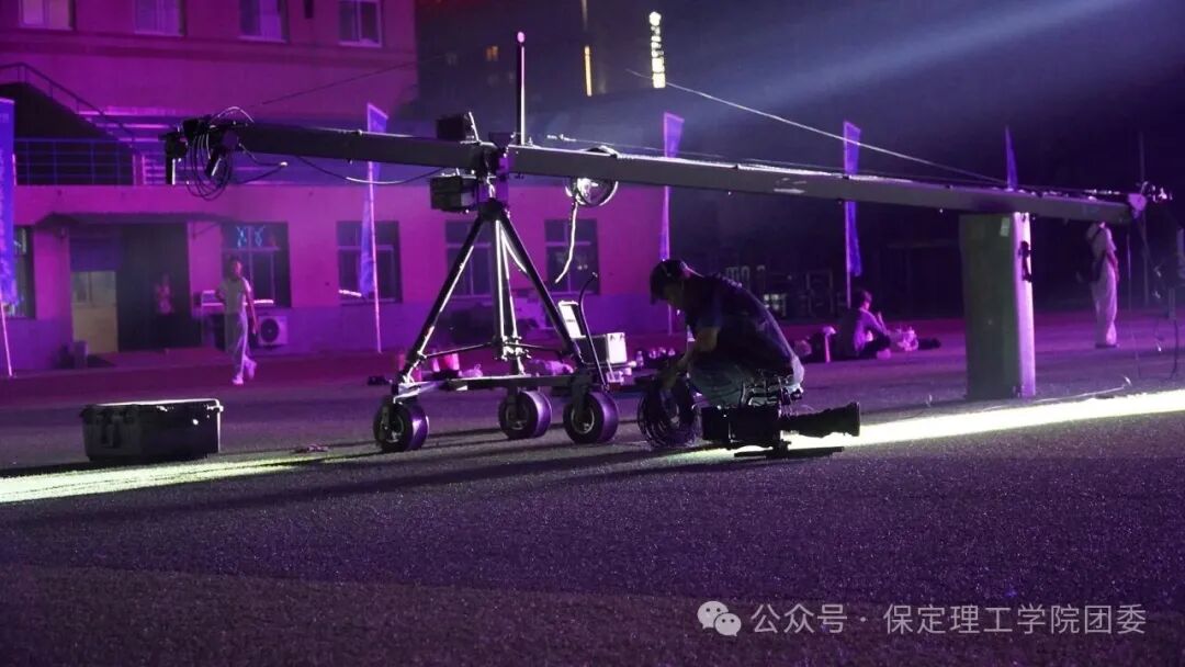 致敬幕后微光——聚光灯之外!是他们托举起整场青春盛典