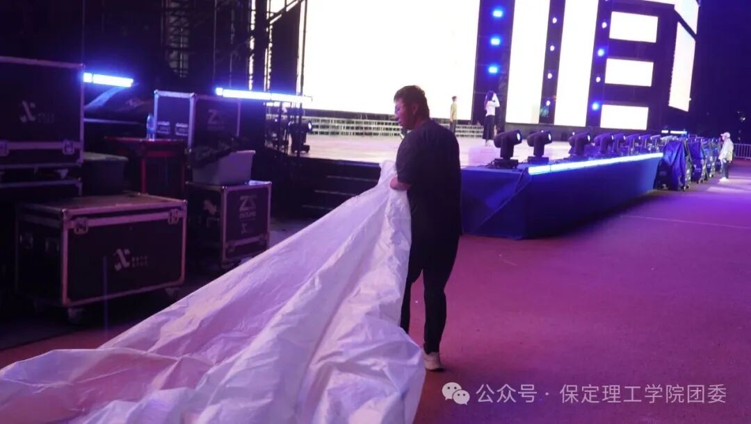 致敬幕后微光——聚光灯之外!是他们托举起整场青春盛典