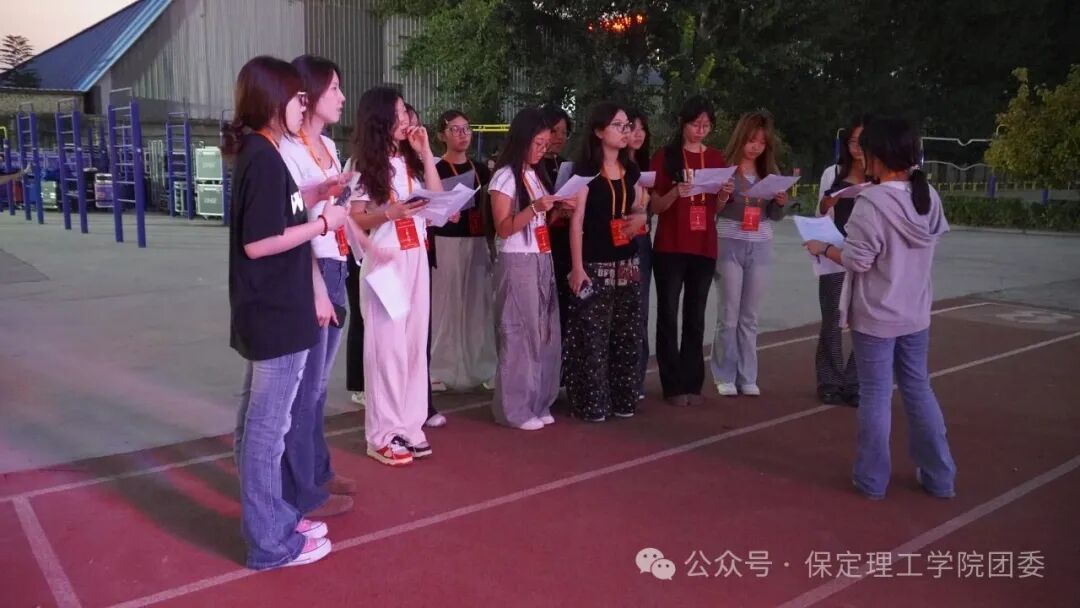 致敬幕后微光——聚光灯之外!是他们托举起整场青春盛典