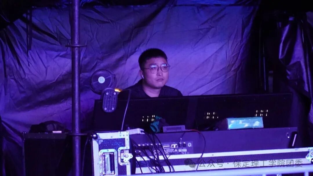 致敬幕后微光——聚光灯之外!是他们托举起整场青春盛典