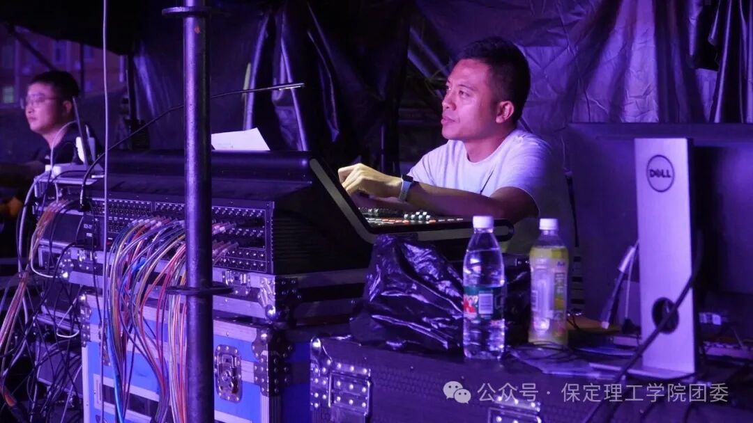 致敬幕后微光——聚光灯之外!是他们托举起整场青春盛典