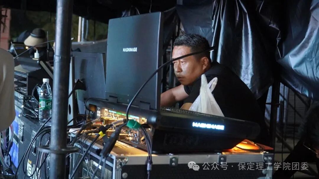 致敬幕后微光——聚光灯之外!是他们托举起整场青春盛典