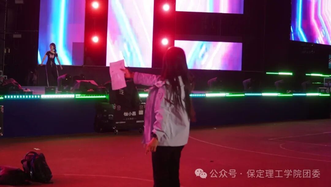 致敬幕后微光——聚光灯之外!是他们托举起整场青春盛典