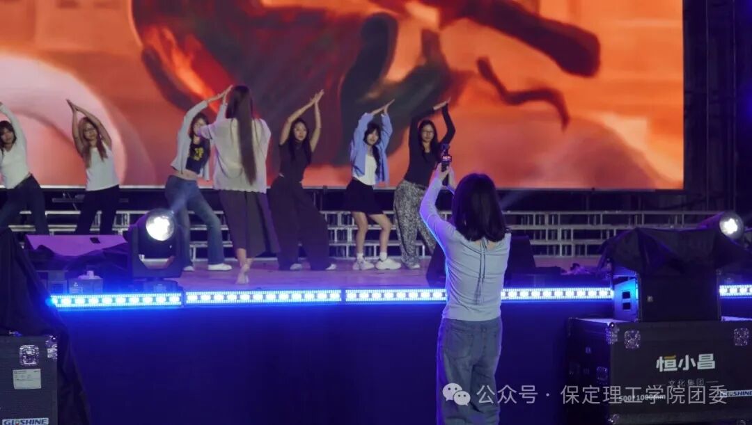 致敬幕后微光——聚光灯之外!是他们托举起整场青春盛典