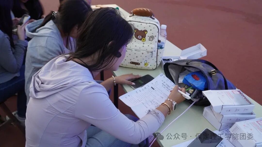 致敬幕后微光——聚光灯之外!是他们托举起整场青春盛典
