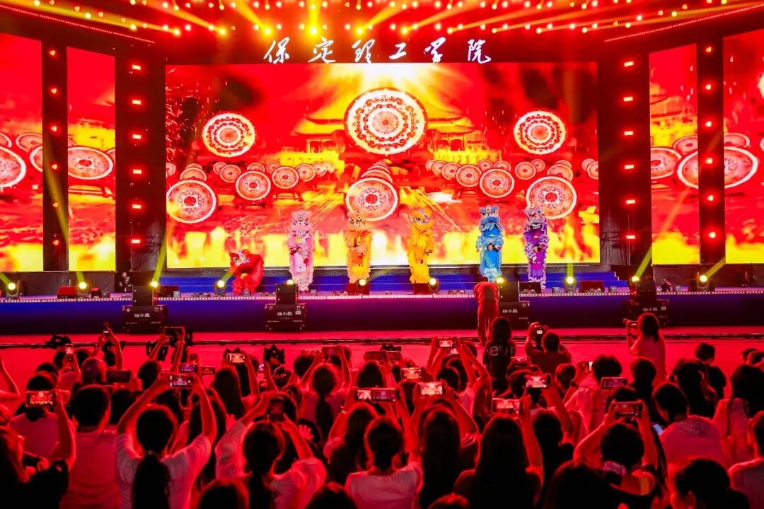保定理工迎新狂欢夜——全场沸腾!这氛围,夯不夯?