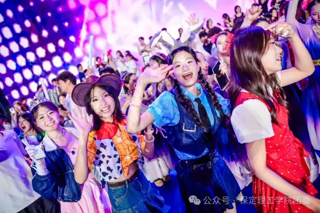 保定理工迎新狂欢夜——全场沸腾!这氛围,夯不夯?