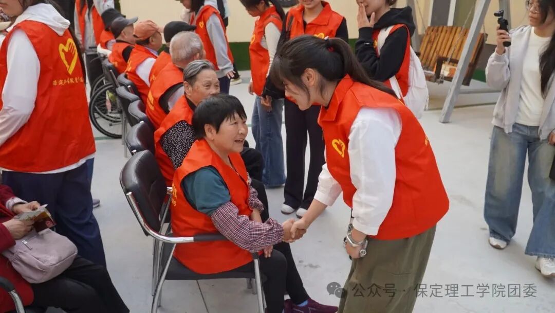 保定理工学院青年志愿者中心开展敬老公益志愿服务活动