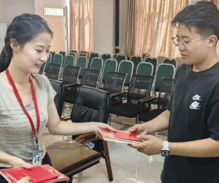 艺术学院学生支部发放“政治礼包” 为新发展党员“加油充电”