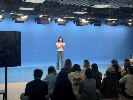 4K演播室里的“导播初体验”——广播电视编导2024级课内实践课堂直击
