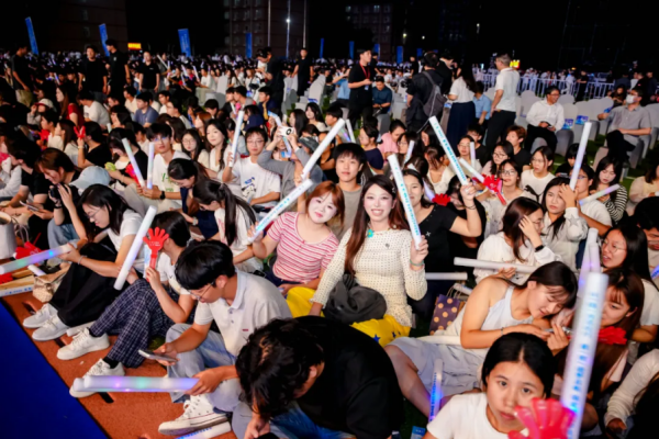 保定理工迎新狂欢夜——全场沸腾!这氛围,夯不夯?